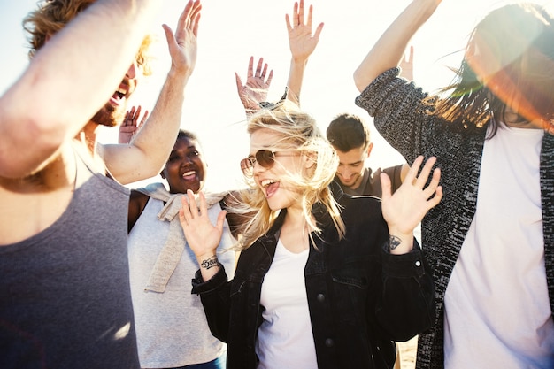 Gratis foto groep vrienden dansen