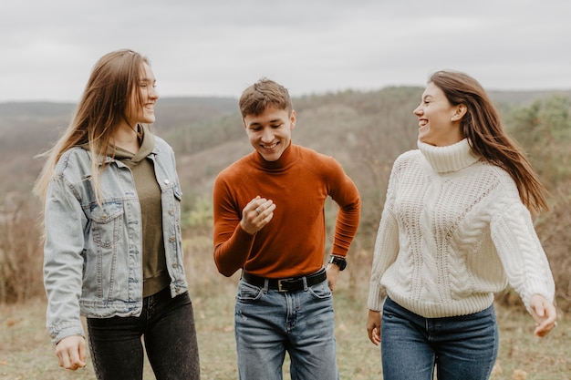 Gratis foto groep vrienden die aard onderzoeken