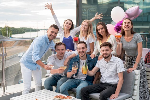 Groep vrienden die bij een partij stellen