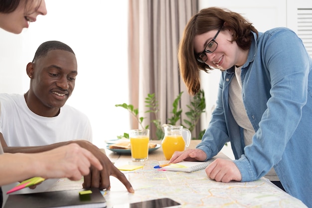 Groep vrienden die een reis plannen tijdens het ontbijt