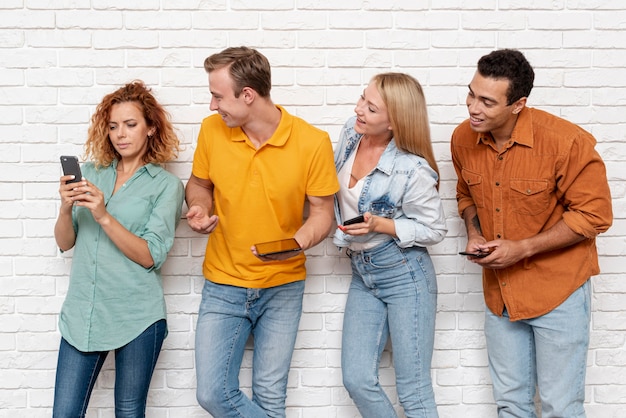 Gratis foto groep vrienden die een telefoon controleren