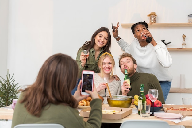 Gratis foto groep vrienden die foto's nemen