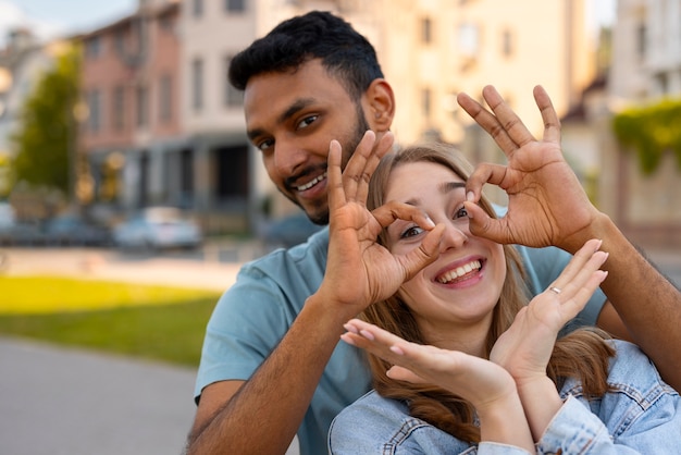 Gratis foto groep vrienden die grappige grimassen maken