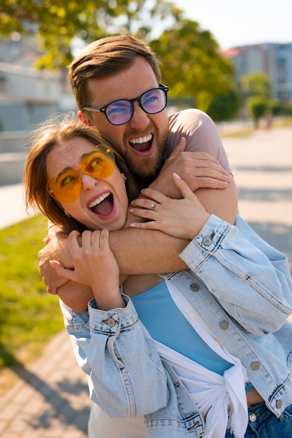 Gratis foto groep vrienden die grappige grimassen maken