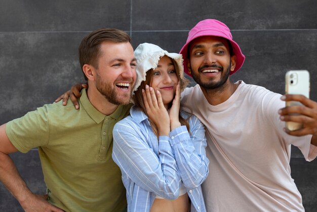 Gratis foto groep vrienden die grimassen maken