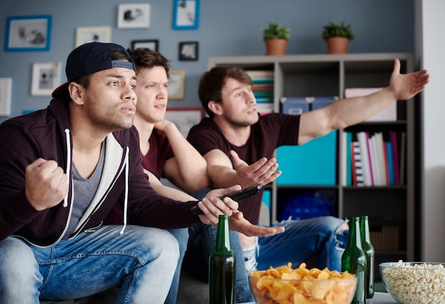 Groep vrienden die hun emoties uiten