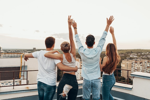 Groep vrienden die in openlucht van bij dak genieten