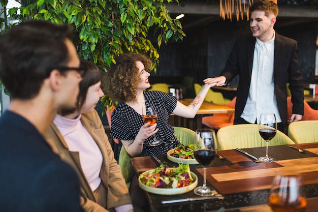 Groep vrienden die in restaurant eten