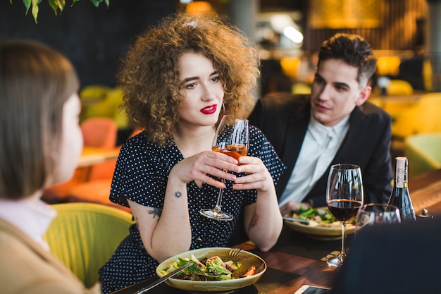 Groep vrienden die in restaurant eten