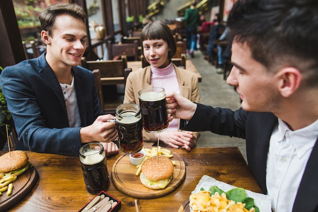 Groep vrienden die in restaurant eten