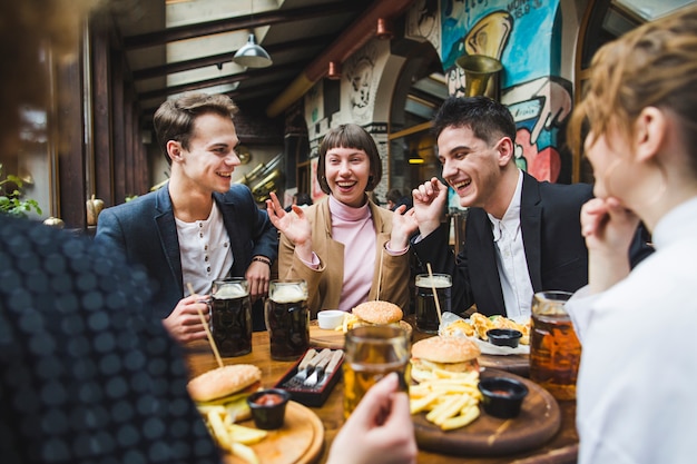 Gratis foto groep vrienden die in restaurant eten