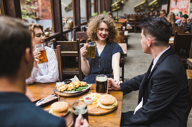 Groep vrienden die in restaurant eten