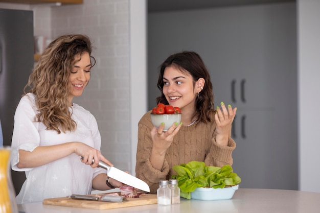 Groep vrienden die maaltijd in de keuken bereiden