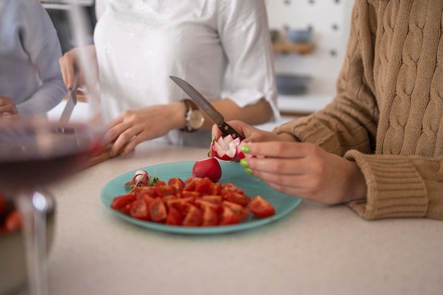 Groep vrienden die maaltijd in de keuken bereiden