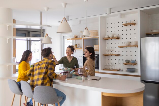 Groep vrienden die maaltijd in de keuken bereiden