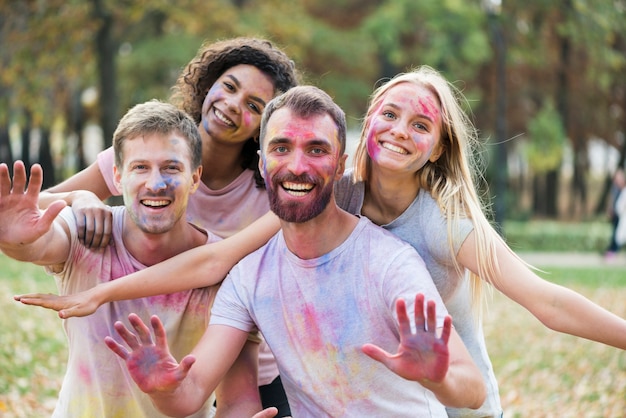 Gratis foto groep vrienden die met hun het stellen vaardigheden pronken