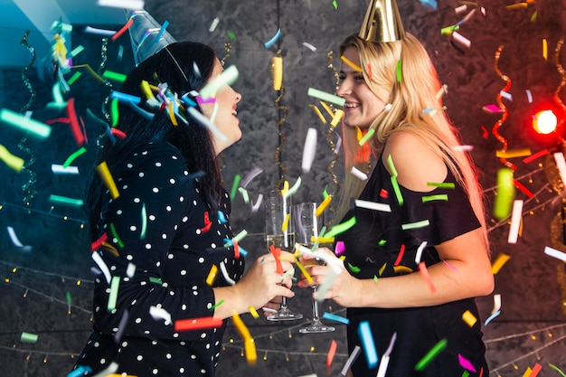 Gratis foto groep vrienden die plezier hebben op oudejaarsavond