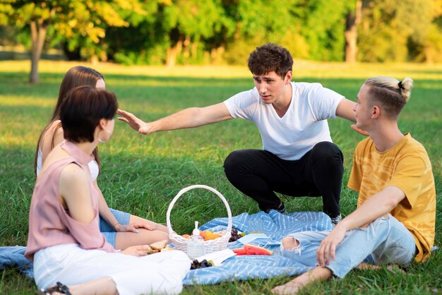Groep vrienden die pret hebben bij een picknick