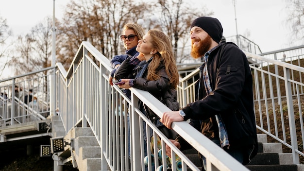 Gratis foto groep vrienden die samen het uitzicht op trappen bewonderen