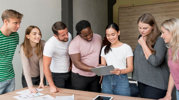 Groep vrienden die samen plannen