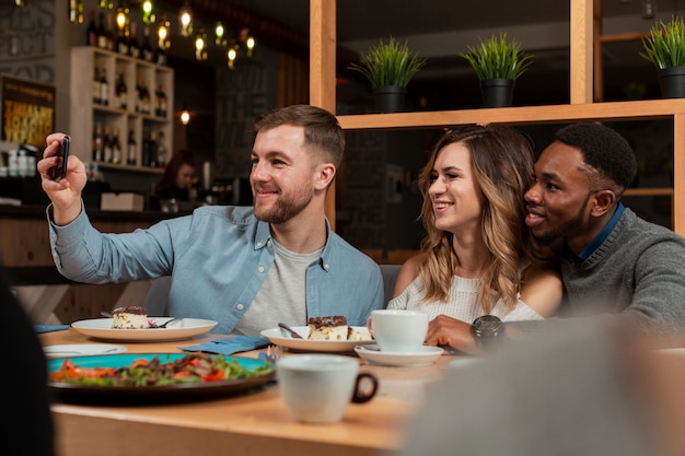 Gratis foto groep vrienden die selfies nemen