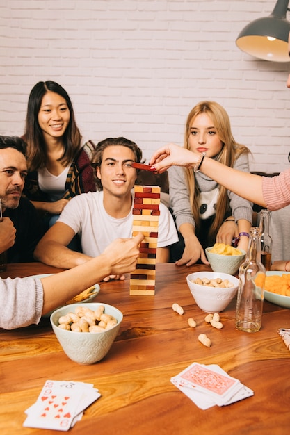 Gratis foto groep vrienden die tafelbladspel spelen