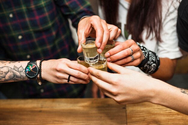 Groep vrienden die tequilaschot roosteren