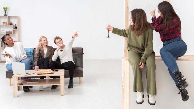 Gratis foto groep vrienden die thuis lunch hebben