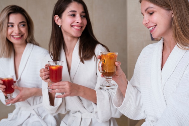 Groep vrienden die van drank genieten bij kuuroord