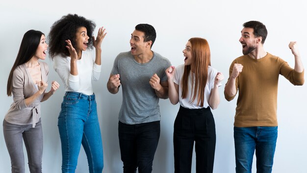 Groep vrienden gelukkig samen