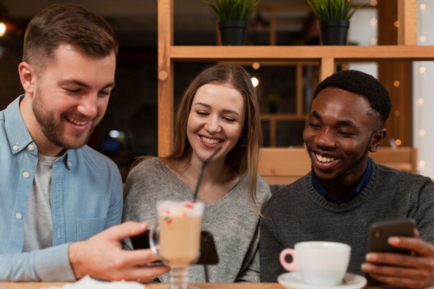 Groep vrienden genieten van de tijd samen