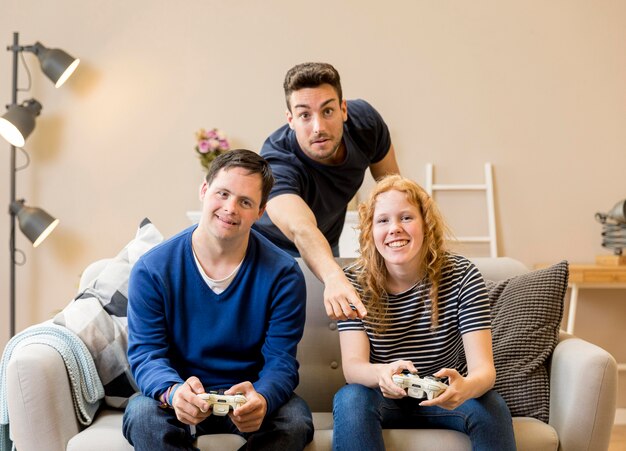 Groep vrienden genieten van het spelen van videogames