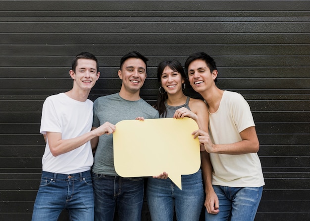 Gratis foto groep vrienden houden tekstballon