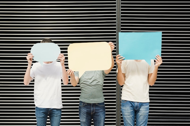 Groep vrienden houden van tekstballonnen