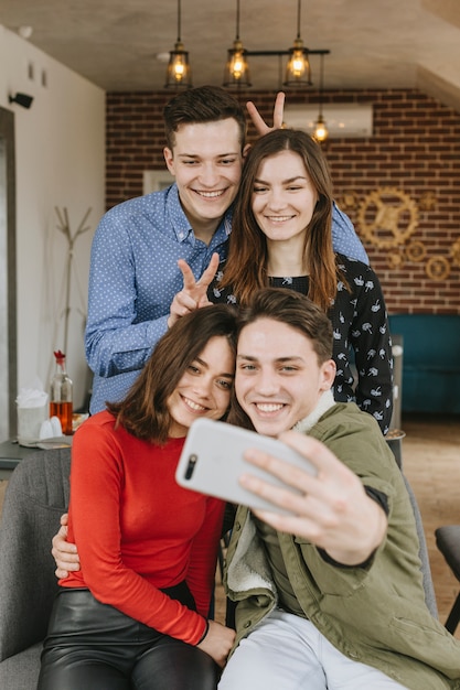 Gratis foto groep vrienden in een restaurant