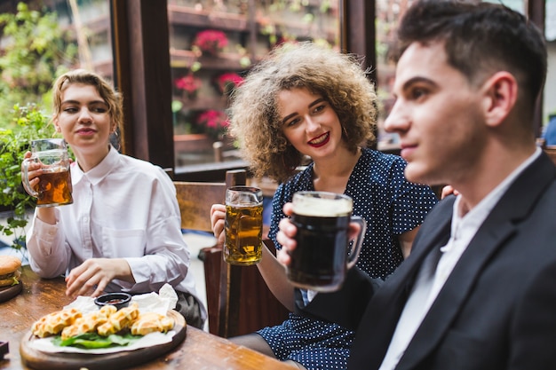 Gratis foto groep vrienden in restaurant