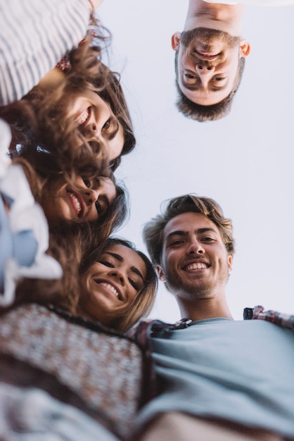 Gratis foto groep vrienden kijken naar beneden