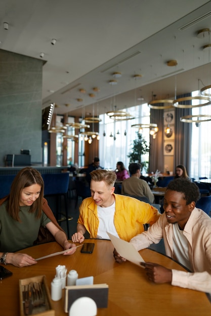 Groep vrienden kijken samen naar het menu in restaurant