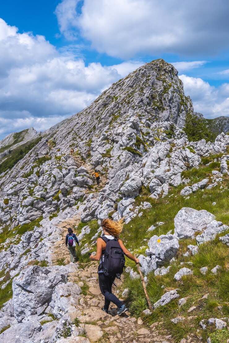 Gratis Foto groep vrienden klimmen naar de top van mount aizkorri beklimming