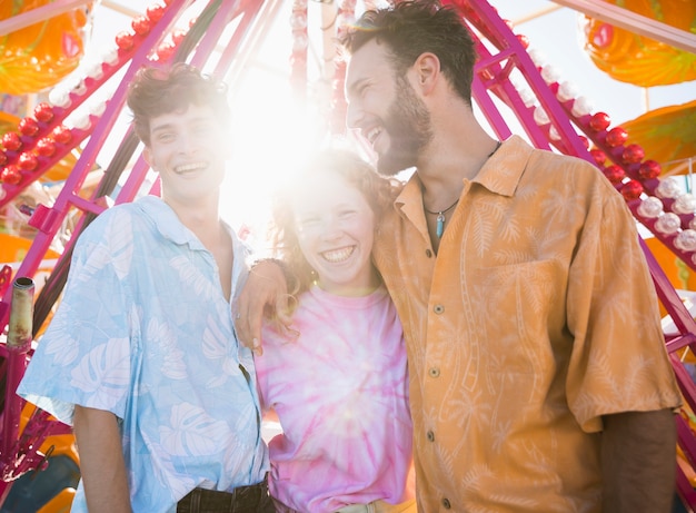 Gratis foto groep vrienden met zonlicht in de rug