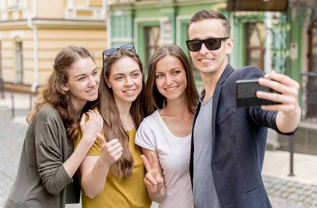 Gratis foto groep vrienden nemen selfie