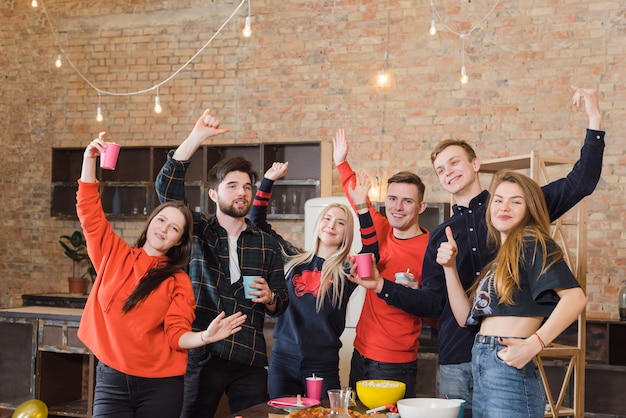 Groep vrienden op een feestje