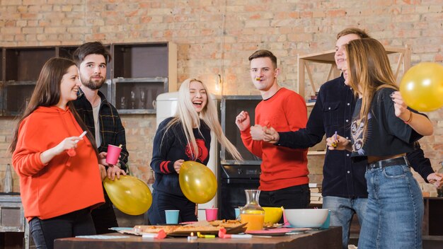 Groep vrienden op een feestje