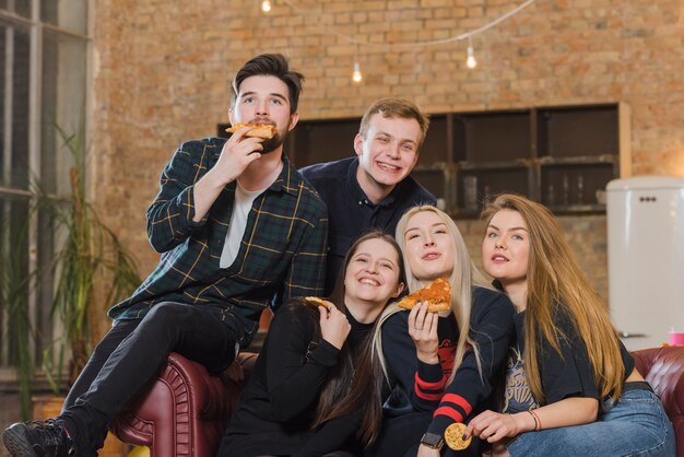 Groep vrienden op een feestje