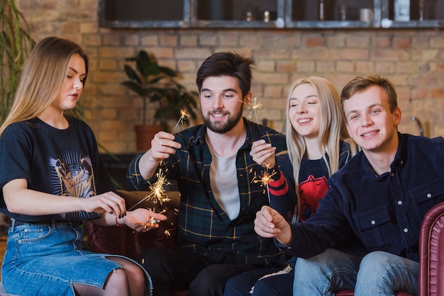 Gratis foto groep vrienden op een feestje