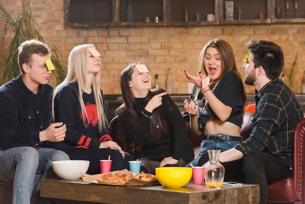 Gratis foto groep vrienden op een feestje