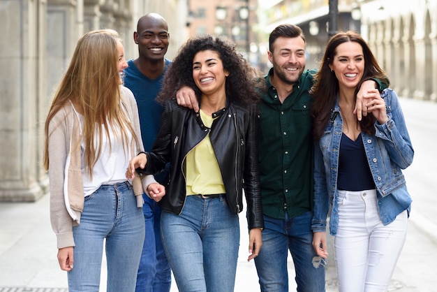 Groep vrienden plezier samen in openlucht