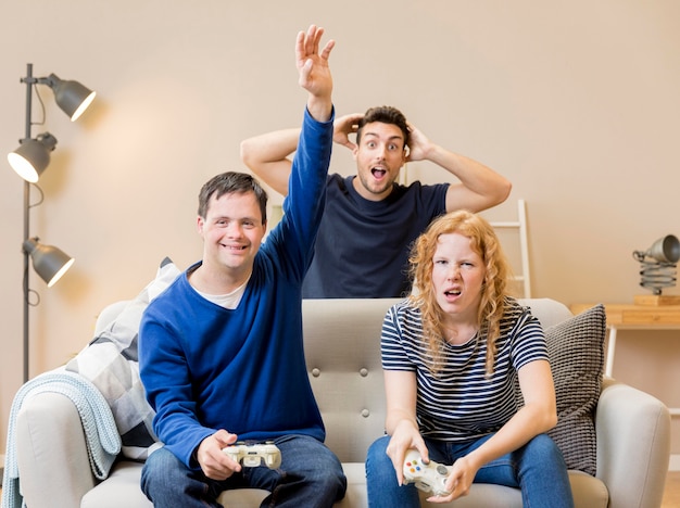 Groep vrienden plezier tijdens het spelen van videogames