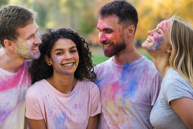 Groep vrienden poseren bedekt met kleur