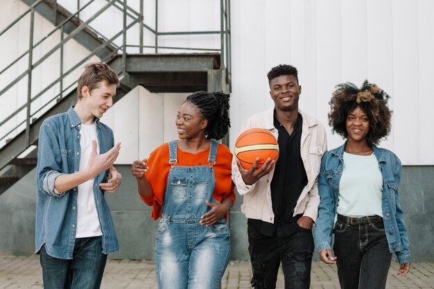 Groep vrienden samen buitenshuis poseren